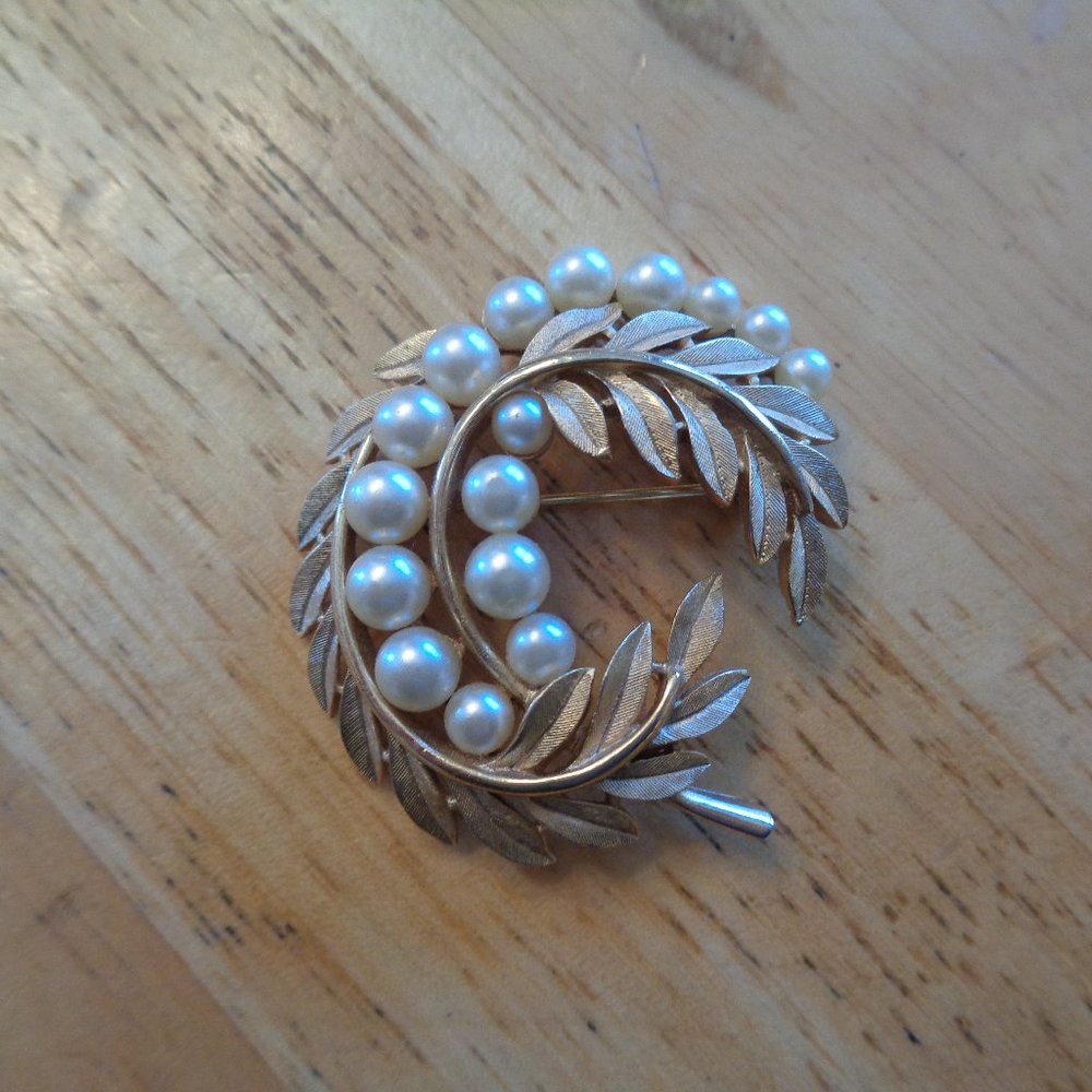 TRIFARI BROOCH YELLOW W/16 PEARLS